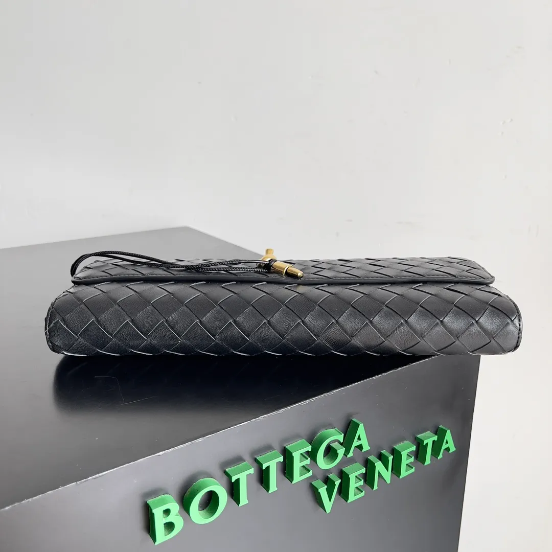 The batch of 1360 BV Andiamo evening handbags has been heavily planted again~ The designer aesthetics in the era of economic downturn are back. I fall in love with it at first sight and can't put it down. It's so beautiful and full of aura. The shape and texture are very competitive. It's light in weight and has sufficient capacity. It's a must-have for fashionistas. It's suitable for many occasions, minimalist, high-end and light luxury. Model No.: 741511 Size: 31*13*3cm